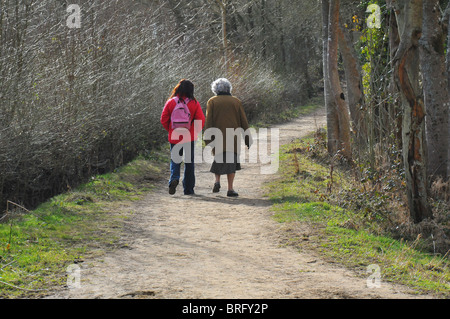 Wandern auf Kanal Weg, Loxwood Stockfoto