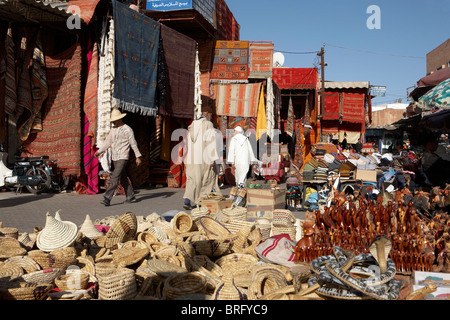 MARRAKESCH: MAROKKANISCHEN MENSCHEN IM SOUK Stockfoto