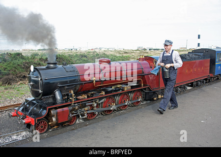 Ein Drittel Skala Dampf Lok 'Hercules' auf der Romney, Hythe und Dymchurch Railway, Dungeness, Kent, England. Stockfoto