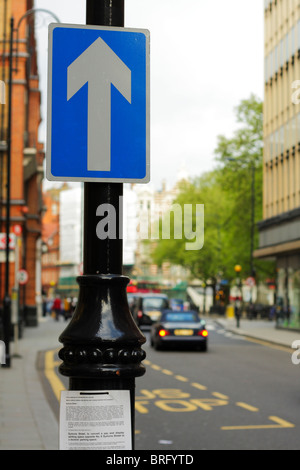 Einbahnstraße Straßenschild in London, Großbritannien Stockfoto