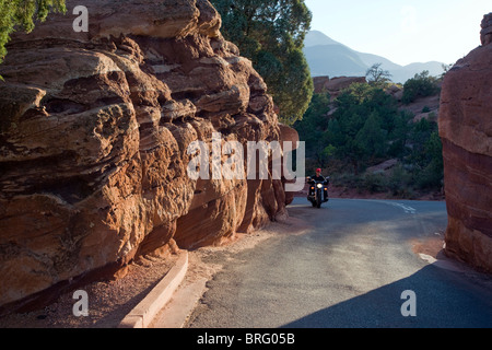 Motorradfahrer, Reiten durch die Balanced Rock, Garten der Götter, National Natural Landmark, Colorado Springs, Colorado, USA Stockfoto