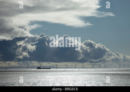 Blick auf die North Wales, über die Alt-Mündung und Liverpool Bay von der Sefton Coast mit einem Schiff verlassen den Fluss Mersey und Burbo Bank Windpark. Stockfoto