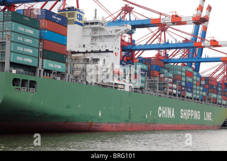 Containerschiff geladen am Eurogate Burchardkai in Hamburg, Deutschland Stockfoto