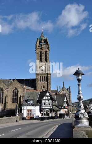 Alte Pfarrkirche aus Tweed Flussbrücke, Peebles (Scottish Borders), Schottland, Großbritannien, UK Stockfoto