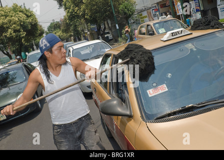 Die Straße bleibt die letzte Zuflucht der Arbeitslosen, wie diese Staubmopp-Auto-Reiniger in Mexiko-Stadt. Stockfoto