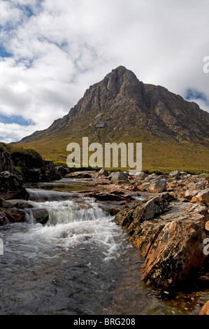 Buachaille Etive Mor erhebt sich über dem Fluss Coe in Glencoe, Inverness-Shire, Schottland.  SCO 6752 Stockfoto