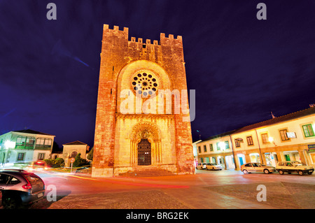 Spanien, Galicien: Nächtliche Beleuchtung der Kirche Iglesia de San Nicolas in Portomarin Stockfoto