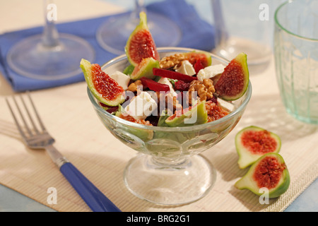 Salat mit Käse und Feigen. Rezept zur Verfügung. Stockfoto