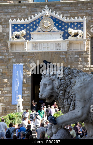 Skulpturen in der Loggia dei Lanzi, in der Piazza della Signoria und auf das Titelbild des Palazzo Vecchio in Florenz Stockfoto