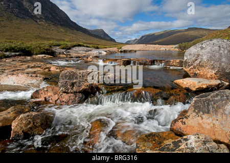 Buachaille Etive Mor erhebt sich über dem Fluss Coe in Glencoe, Inverness-Shire, Schottland.  SCO 6756 Stockfoto