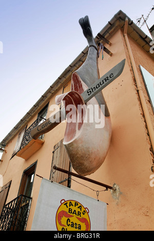 Neugierig Werbung Schinken im Pontaut, einer kleinen Stadt in d ' Aran, Pyrenäen, Lleida, Katalonien, Spanien. Stockfoto