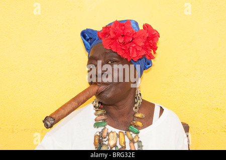 HAVANNA: KUBANISCHE FRAU MIT ZIGARRE Stockfoto