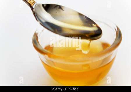 Goldenen Honig vom Löffel tropft Stockfoto