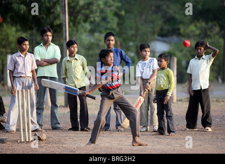Jungs spielen Cricket in Katni, Staat Madhya Pradesh, Indien Stockfoto