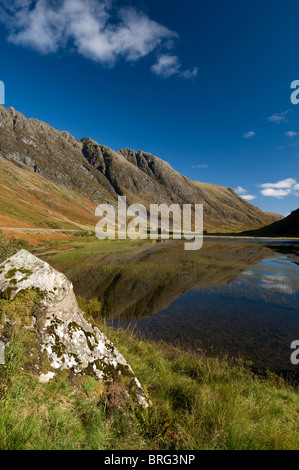 Aonach Eagach Ridge & Loch Achtriochtan in den Pass von Glencoe, Inverness-Shire, Highland Region. Schottland.  SCO 6763 Stockfoto