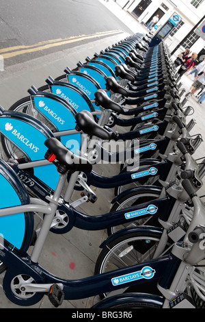 Seitlicher Blick auf eine Reihe von Fahrrädern in Bloomsbury, London, UK Bestandteil der Barclays Cycle Hire Fahrrad-sharing-System. Stockfoto