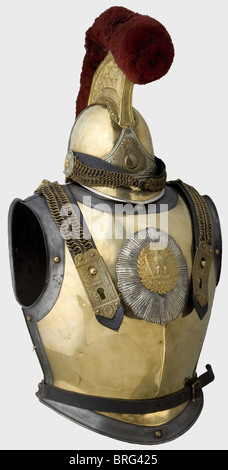 Ein Helm und ein Cuirass für Karabinier Offiziere. Ein 1856 Helm mit einem Tombac Schädel, vergoldeten Kamm mit geformten Design und einem roten Rosshaar Wappen.Nickel-Silber-Platte mit einem flammenden Granate Overlay.Metall Kinnriemen aus fein geriffelten Gliedern auf Rosetten mit einem überlagernden Stern.Front und Rückseite Spitzen mit Leder gefüttert.der Schädel ist leicht verbeult in Richtung Die Oberseite und es gibt zwei alte, geschlossene Löcher in der Nähe des Kamms auf der Innenseite.die Haube ist stellenweise gebrochen und unprofessionell mit Draht befestigt.die Lederunterlage für den Kinnriemen und das Futter sind etwas ausgetrocknet.,Zusatz-Rechte-Clearences-nicht verfügbar Stockfoto