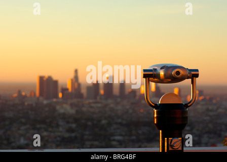 Ein Blick auf die Innenstadt von Los Angeles in Kalifornien vom Griffith Park. Foto bei Sonnenaufgang. Ein Teleskop steht im Vordergrund. Stockfoto