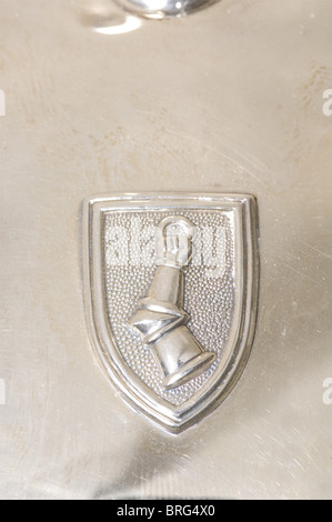 Hermann Göring, eine silberne Karaffe mit Deckel, aus seinem Tischservice EINE große Karaffe aus sternförmig geschliffenem Bleikristall, das Oberteil und der Griff aus poliertem Sterlingsilber. Der Deckel trägt das große Wappen der Familie Göring im Relief. Die untere Kante hat das Kennzeichen '925' und das Meisterzeichen 'HB'. Höhe 30.5 cm. Herkunft: Keith Wilson Collection, Kansas City. Beeindruckende Wasserkaraffe vom Carinhall Tisch Silber.,historisch,historisch,1930er,1930er,20th Jahrhundert,NS,Nationalsozialismus,Nationalsozialismus,Drittes Reich,Deutsches Reich,Deutschland,Deutsche,Nationale Socia,Zusatzrechte-Clearences-nicht verfügbar Stockfoto