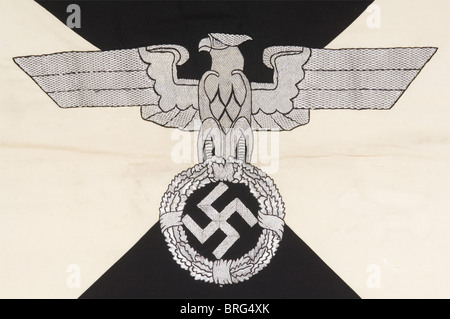 Heinrich Himmler,der persönliche Standard des Reichsführer SS Wolltuchs,geviertelt in schwarz und weiß,mit dem Adler in der Mitte,bestickt in silbernem Faden, Blick auf die heraldische linke.das doppelseitige Tuch,dazwischen gefüttert.90 x 90 cm.Offener Saum für den flagstaff.EIN paar Mottenlöcher,und der Stempel einer tschechischen Filmkostümabteilung auf dem HEM,aber zweifellos ein zeitgenössisches Stück.EINE zeitgenössische Fotografie bestätigt das unterschiedliche Aussehen des Adlers von dem des SS-Adlers, wie es sonst üblich ist.von sehr großer Seltenheit.Bisher hat kein anderes Beispiel,Additional-Rights-Clearences-nicht verfügbar Stockfoto