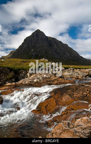 Buachaille Etive Mor erhebt sich über dem Fluss Coe in Glencoe, Inverness-Shire, Schottland.  SCO 6747 Stockfoto