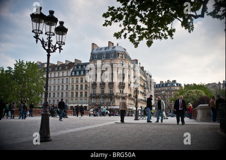 Stadtstraße Szene mit Leuten in der Nähe der Kathedrale Notre Dame in Paris, Frankreich Stockfoto