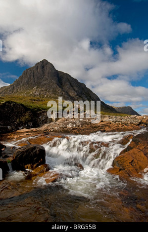 Buachaille Etive Mor erhebt sich über dem Fluss Coe in Glencoe, Inverness-Shire, Schottland.  SCO 6749 Stockfoto