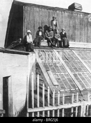 TSAR NICHOLAS II und Familie kurz vor ihrer Ermordung in Jekaterinburg am 17. Juli 1918 Stockfoto