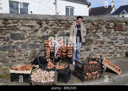 Bretonische Zwiebel Verkäufer und seinem traditionellen Fahrrad bei der Narberth Food Festival Pembrokeshire Wales Cymru UK GB Stockfoto