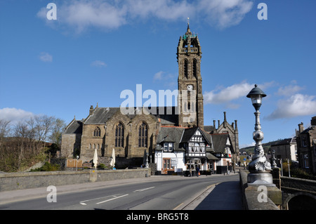 Alte Pfarrkirche aus Tweed Flussbrücke, Peebles (Scottish Borders), Schottland, Großbritannien, UK Stockfoto