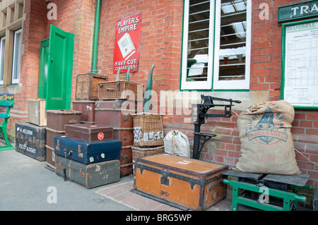 Alten Gepäck auf britischen Eisenbahn Bahnsteig Stockfoto