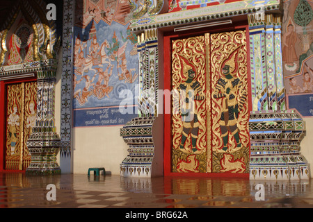 Türen mit bunten buddhistischen Figuren verziert sind Teil der Stadtlandschaft in Nan, Thailand. Stockfoto