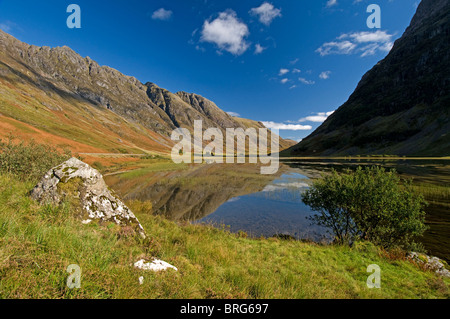 Aonach Eagach Ridge & Loch Achtriochtan in den Pass von Glencoe, Inverness-Shire, Highland Region. Schottland.  SCO 6760 Stockfoto