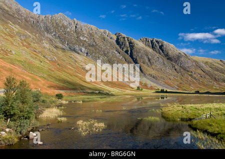 Aonach Eagach Ridge & Loch Achtriochtan in den Pass von Glencoe, Inverness-Shire, Highland Region. Schottland.  SCO 6764 Stockfoto