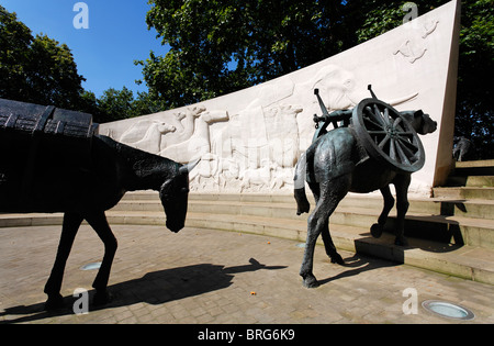 Tiere im Krieg Skulptur von David Backhouse, Park Lane, London, UK Stockfoto