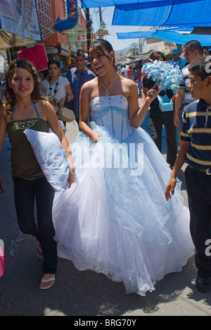 Paloma Lozoya Spaziergänge entlang der Straßen der Innenstadt von Juárez auf ihrem Weg der die Kathedrale und einer katholischen Messe für die Mädchen. Stockfoto