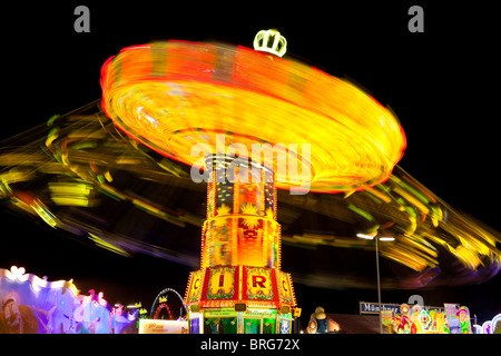 Kette Karussell mit Motion blur in der Nacht auf dem Oktoberfest München Stockfoto