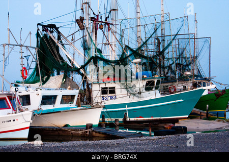 Krabbenkutter aufgereiht am dock in Cameron, Louisiana. Stockfoto