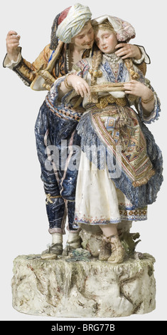 Ein Wiener Fayencen Figuren Skulptur, Goldscheider (?) Unternehmen, um 1870 ein Paar in bosnischen Kostüme lehnte sich auf einem Felsen, im Detail in Entlastungsdruck modelliert, und Farbe lackiert. Der Mann hat eine Yataghan-förmiger und zwei Pistolen in seinem Gürtel, die Frau hält eine Flöte. Blumen dekoriert, hohen Sockel, die Nummer "627" und "8" auf der Rückseite und mit der Aufschrift (übers.)", "Gesetzlich geschützt, Kopien vorbehalten". Außer einem kleinen Chip oder die Wiederherstellung bzw. am unteren Rand der Sockel, in einwandfreiem Zustand, vermutlich, die man ursprünglich einen Speer gehalten oder so, Artist's Urheberrecht nicht gelöscht werden Stockfoto