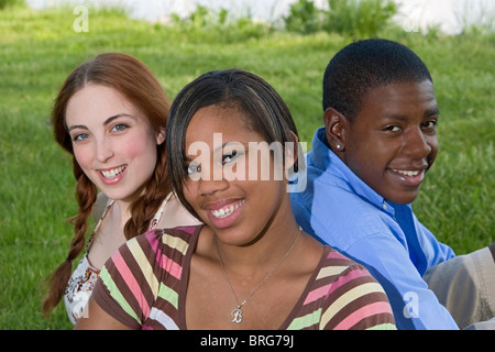 kleine Gruppe von 3 multi-ethnischen Freunde spielen im Park und zusammen lachen, Spass haben Stockfoto