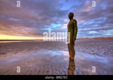 Gormleyss Iron Men Skulpturen "woanders" am Strand von Crosby, Liverpool Merseyside Stockfoto