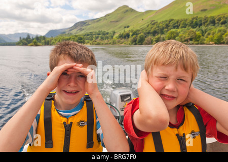 Zwei junge Burschen im Verleih Boot (MODEL Release) am Derwent Water in Keswick, Cumbria, England, Großbritannien, Uk Stockfoto