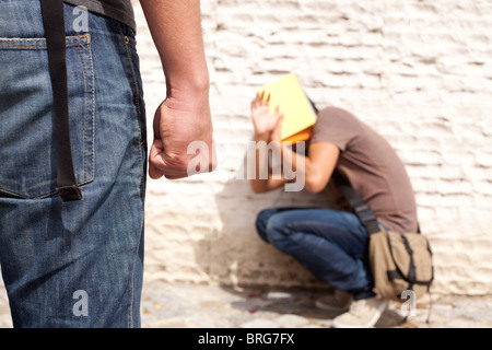 Teenager-Student mit Angst an seiner Schule (Tiefenschärfe) Stockfoto