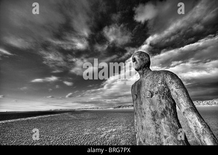 Gormleyss Iron Men Skulpturen "woanders" am Strand von Crosby, Liverpool Merseyside Stockfoto