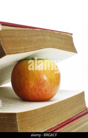 Nahaufnahme von Apple und alte Bücher auf weißem Hintergrund Stockfoto