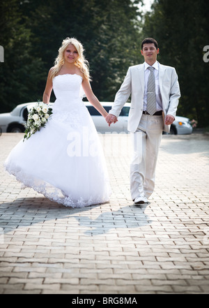 Junge Brautpaar zu Fuß. Stockfoto