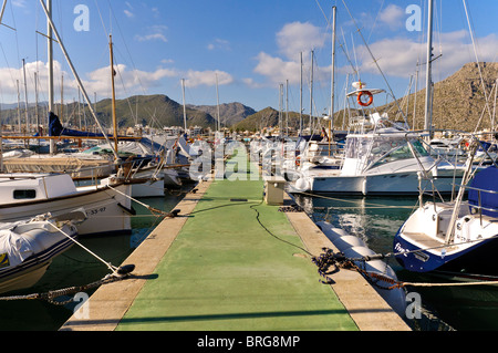 Die Hafen-Szene am Porto Pollenca auf Mallorca Spanien. Stockfoto