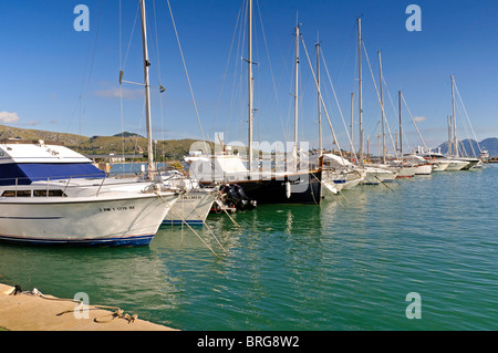 Die Hafen-Szene am Porto Pollenca auf Mallorca Spanien. Stockfoto