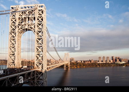 Ein Blick auf die George-Washington-Brücke von der New Jersey Seite des Hudson Rivers. Manhattan in der Ferne zu sehen. Stockfoto