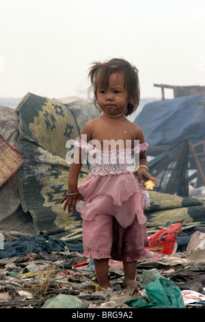 Ein junges Mädchen zeigt die Auswirkungen des Lebens in einer Müllkippe bei Stung Meanchey Mülldeponie in Phnom Penh, Kambodscha. Stockfoto